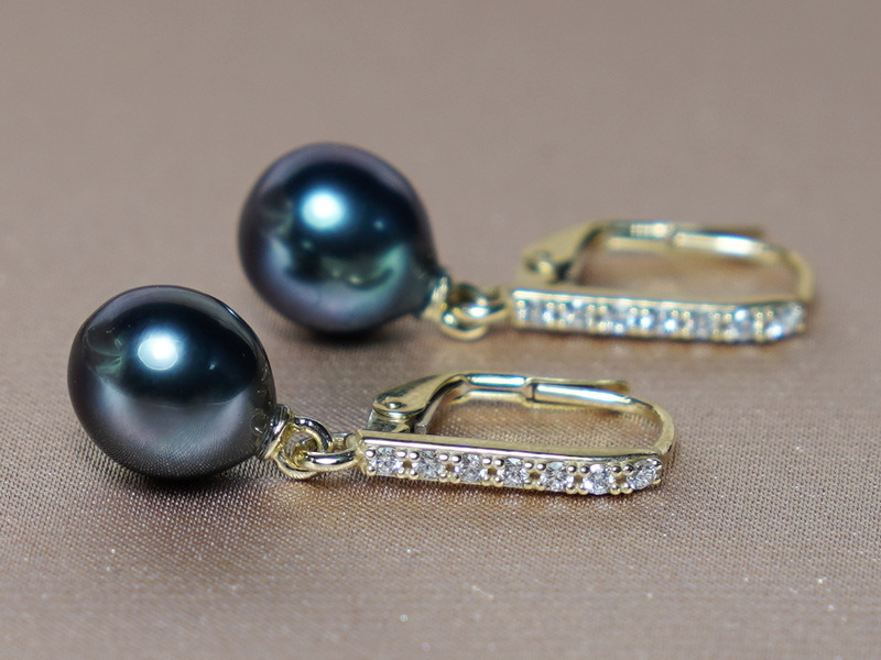 Zlaté náušnice s briliantmi a pravými tahitskými čiernymi perlami